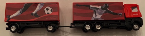 10311-1 € 10,00 coca cola vrachtwagen met oplegger voetbal ca 20 cm.jpeg